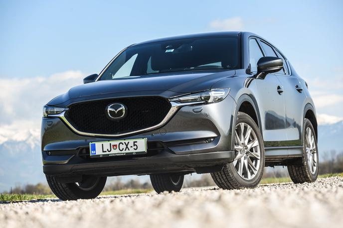 Mazda CX-5 | Po petih letih je druga generacija mazde CX-5 še vedno atraktivna in tehnološko napredna, na primer z matričnimi žarometi. | Foto Gašper Pirman