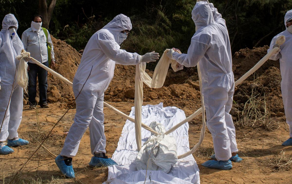 pogreb koronavirus | Do zdaj so odkrili že skoraj tri milijone okužb z novim koronavirusom, umrlo je več kot 200 tisoč ljudi. | Foto Reuters