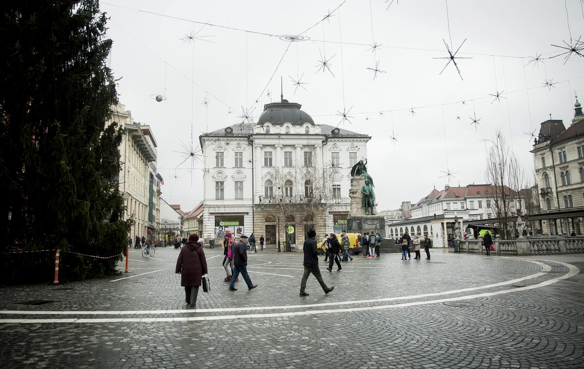 Prešernov trg | Če še niste kupili božičnih daril, lahko kaj za svoje obdarovance poiščete v novoletni pop-up trgovini Jelka.  | Foto Ana Kovač