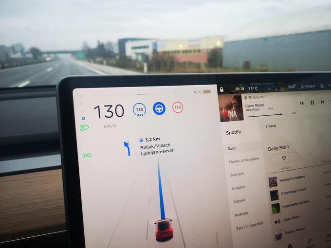Ta avtomobil zna tudi v Sloveniji že sam peljati na avtocesto, prehitevati in tudi, glede na vnaprej določen cilj v navigaciji, zapustiti avtocesto. Vsak premik potrdi voznik. Več o teh funkcijah v prihodnjih dneh. | Foto: Gregor Pavšič