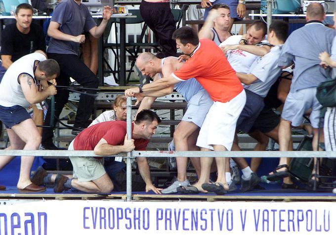 Evropsko prvenstvo v vaterpolu leta 2003 v Kranju se je končalo z izgredi. Pretep se je preselil tudi na novinarsko tribuno. | Foto: Reuters