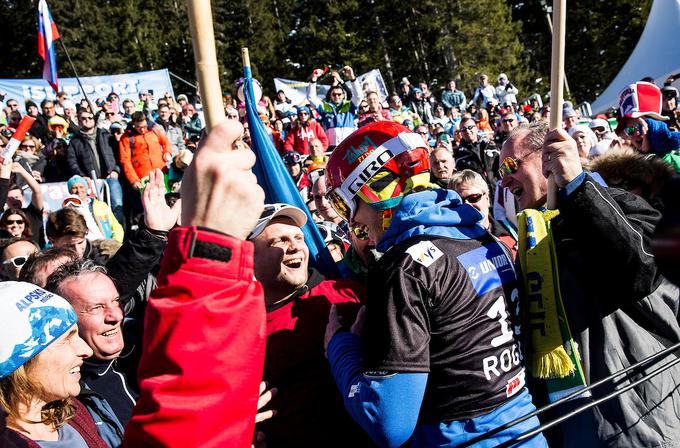 Več kot 50 navijačev iz Tržiča ga je prišlo spodbujat na Roglo. | Foto: Vid Ponikvar