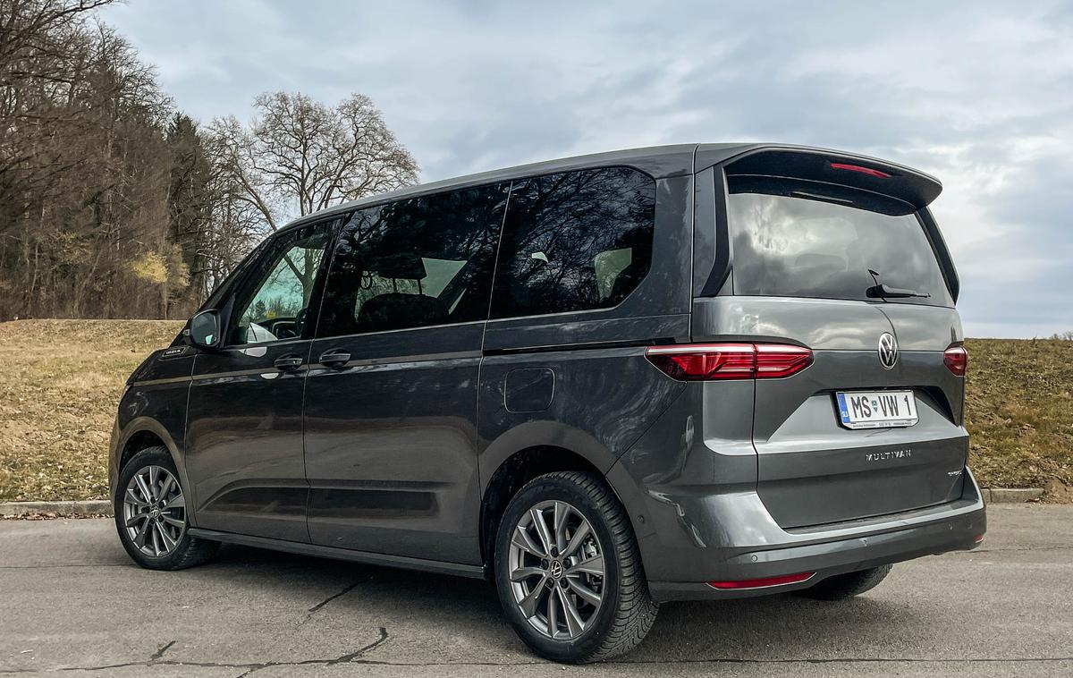 Volkswagen multivan | Multivan se je preselil na novo arhitekturo, tako je nastal očiten razkorak med podjetniškim transporterjem in predvsem družinsko uporabnim multivanom. | Foto Gašper Pirman