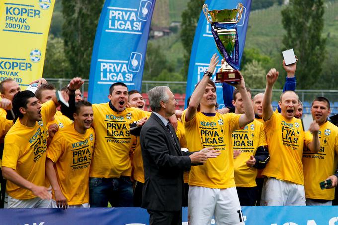 Kapetan Miran Pavlin dviguje pokal za zgodovinski naslov državnega prvaka leta 2010. | Foto: Urban Urbanc/Sportida