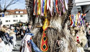 Pustno rajanje na Ptuju se je začelo. Ulice preplavilo 2200 mask, od tega 930 kurentov. #foto #video