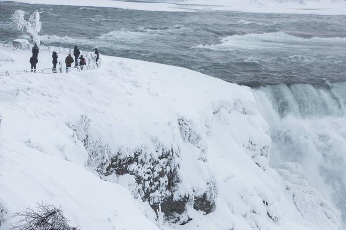 Zemlja je edini planet v našem Osončju, kjer so vremenske razmere dovolj ugodne, da lahko voda obstaja v vseh treh agregatnih stanjih - tekočem, trdnem (kot led) in plinastem (kot para). Merkur je preblizu Soncu, Venera je prevroča za led in tekočo vodo, Mars in vsi plinasti planeti pa so premrzli, da bi voda tam obstajala v tekočem stanju.  | Foto: 