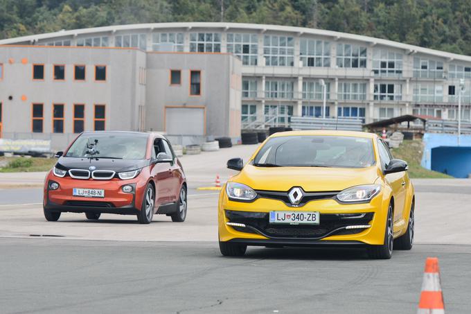 Napeto pospeševanje na 100 metrov med renault meganom RS z 275 "konji" in električnim BMW i3. Megane si je ključno prednost priboril v prvih metrih pospeševanja. | Foto: Jure Gregorčič