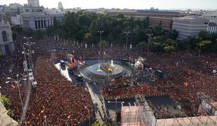 Evropski prvaki prispeli v domovino, v Madridu veliko slavje #foto #video