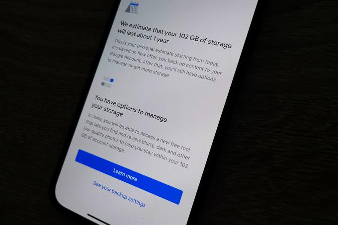 Aplikacija Google Foto bo s 1. junijem uporabnikom nekoliko pomagala pri odstranjevanju fotografij, ki jim prostor v oblaku zasedajo po nepotrebnem. V aplikaciji bo na voljo brezplačno orodje, s katerim bo mogoče hitro najti manj kakovostne fotografije, ki so pretemne ali zamegljene, oziroma duplikate in jih izbrisati. V nastavitvah aplikacije Google Foto lahko pridobimo tudi oceno, kako dolgo bo glede na frekvenco našega nalaganja slik in videoposnetkov še trajala zaloga prostora v oblaku.  | Foto: Matic Tomšič