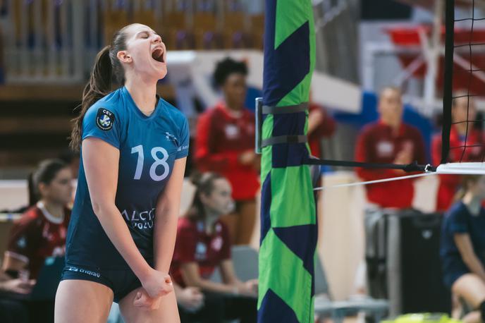 Maša Pucelj, Calcit Volley | Mariborčanke so v nedeljskem derbiju slovenskega prvenstva priznale premoč Kamničankam. Prvo ime dvoboja je bila gostujoča sprejemalka Maša Pucelj (na sliki). | Foto Klemen Brumec