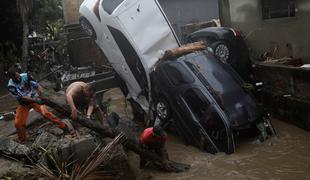 Strašne poplave in plazovi vzeli najmanj 23 življenj #foto #video