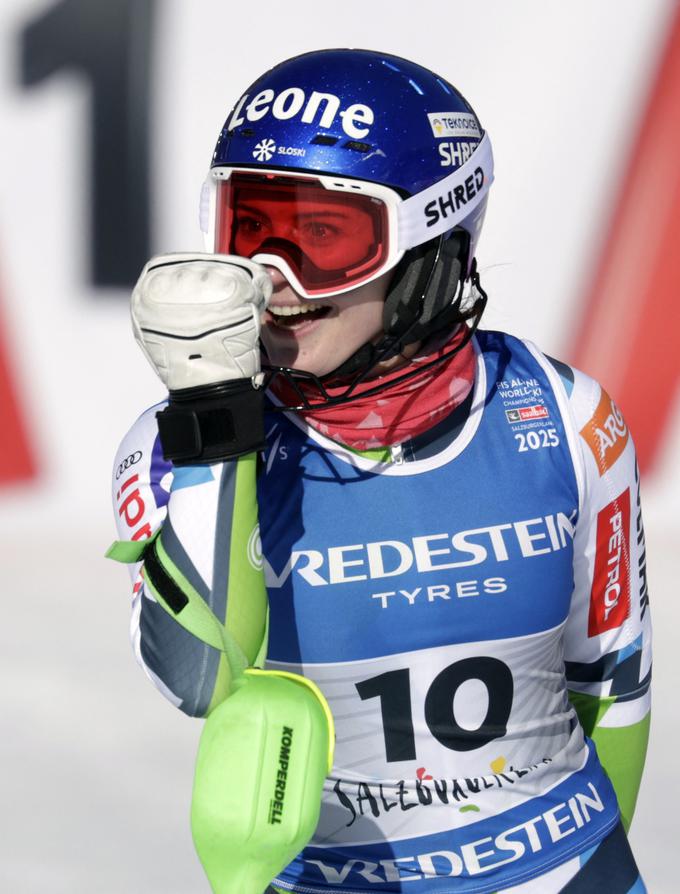 Andreja Slokar po prihodu v cilj, ko je videla, da je prevzela vodstvo, ni skrivala veselja. Na koncu ji je bronasta medalja ušla za 21 stotink. | Foto: Reuters