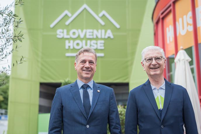 Robert Golob, Franjo Bobinac | Bobinac je Golobu ob obisku hiše izročil protokolarno darilo Olimpijskega komiteja Slovenije – srebrnik s podobo Leona Štuklja, ikone slovenskega olimpizma, ki je v Parizu pred stotimi leti osvojil dve zlati olimpijski kolajni. | Foto Flickr profil vlade RS