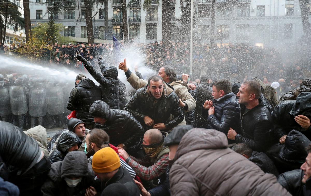 Protestniki v Tbilisiju | Foto Reuters