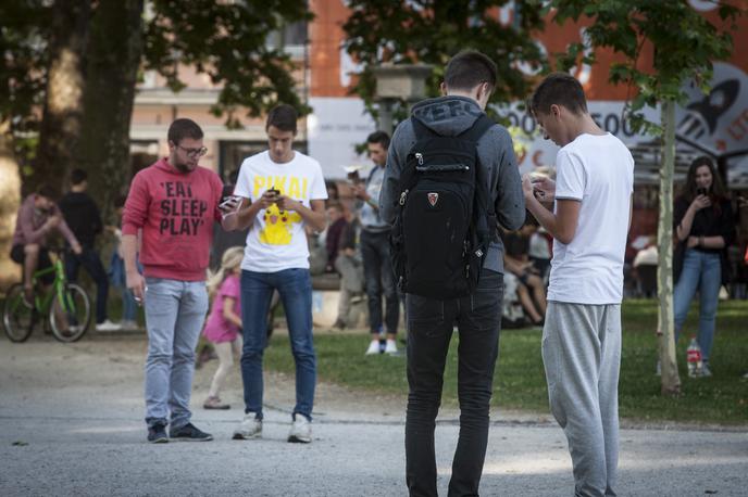 Pokemon Go Kongresni trg | Takšni prizori so bili pred skoraj tremi leti na vrhuncu priljubljenosti Pokemon Go tako rekoč od jutra do večera stalnica v skoraj vseh slovenskih mestih. Se lahko zgodba letos ponovi? | Foto Bojan Puhek