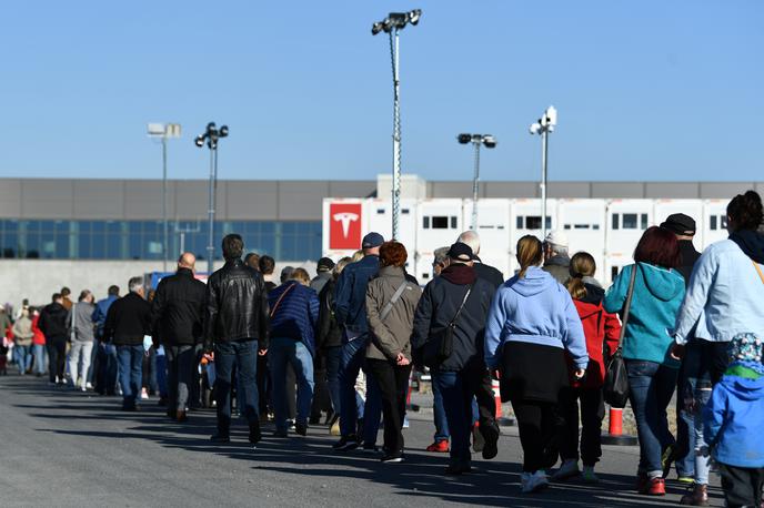 Tesla Berlin | Gneča ob dnevih odprtih vrat Tesline tovarne pri Berlinu. | Foto Reuters