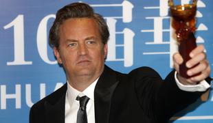 Umrl je igralec Matthew Perry