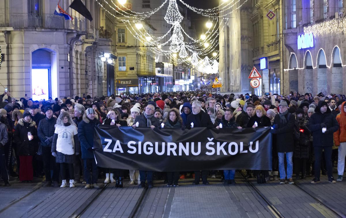 protest v Zagrebu | Shod v Zagrebu so organizirali trije sindikati učiteljev, v pozivu pa so izpostavili, da je varnost na šolah njihov skupni cilj in da je varnost treba povečati. "Vsi moramo imeti isti cilj, to pa so naše varne šole, varni učenci, zaposleni in učitelji. Vse pozivam k enotnosti v tem cilju," je ob pozivu dejala predsednica sindikata hrvaških učiteljev Sanja Šprem.  | Foto Guliverimage