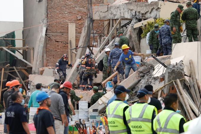 Še vedno iščejo morebitne preživele. | Foto: Reuters