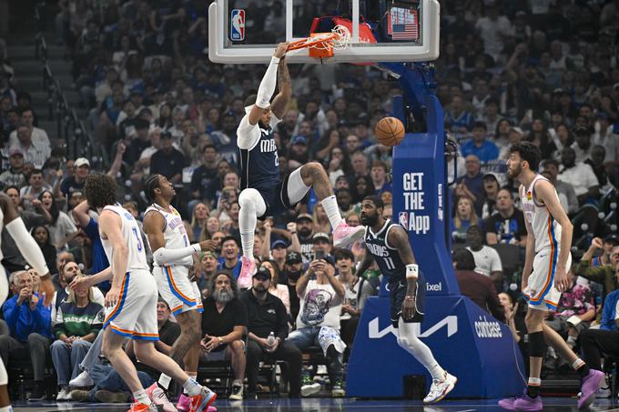 Daniel Gafford je na uvodu v tekmo kraljeval pod obema obročema. | Foto: Reuters