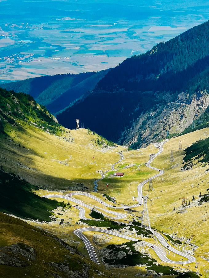 S planote se odpira izjemen pogled na dolino spodaj. Za vožnjo do vrha prelaza od mesta Sibiu potrebujete približno uro in pol. | Foto: Gregor Pavšič