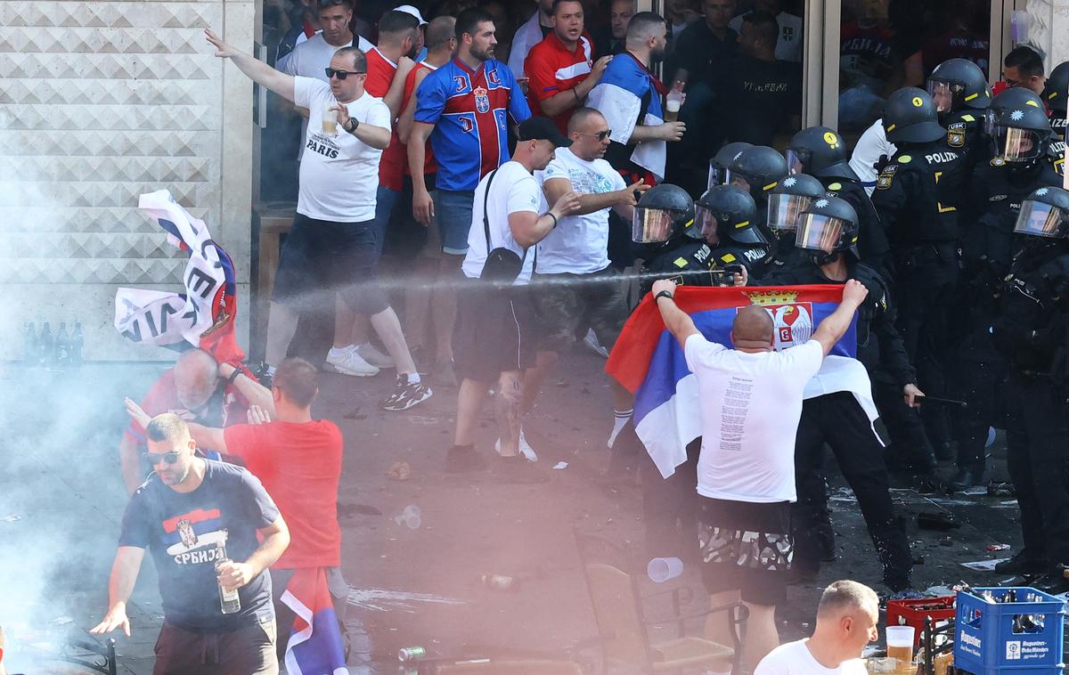 Srbski navijači, Euro 2024 | Srbski navijači so se v Münchnu spopadli s policijo. | Foto Reuters