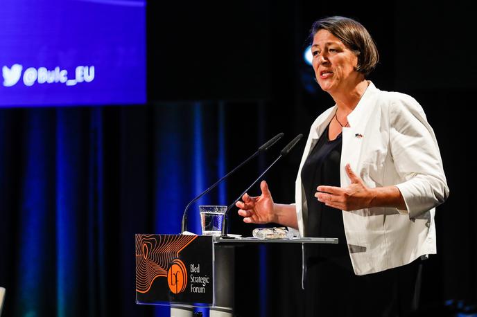 Violeta Bulc | Evropska komisarka Violeta Bulc bi Junckerju lahko predlagala, da komisija obravnava neuradno pravno mnenje v prid Slovenije. | Foto STA