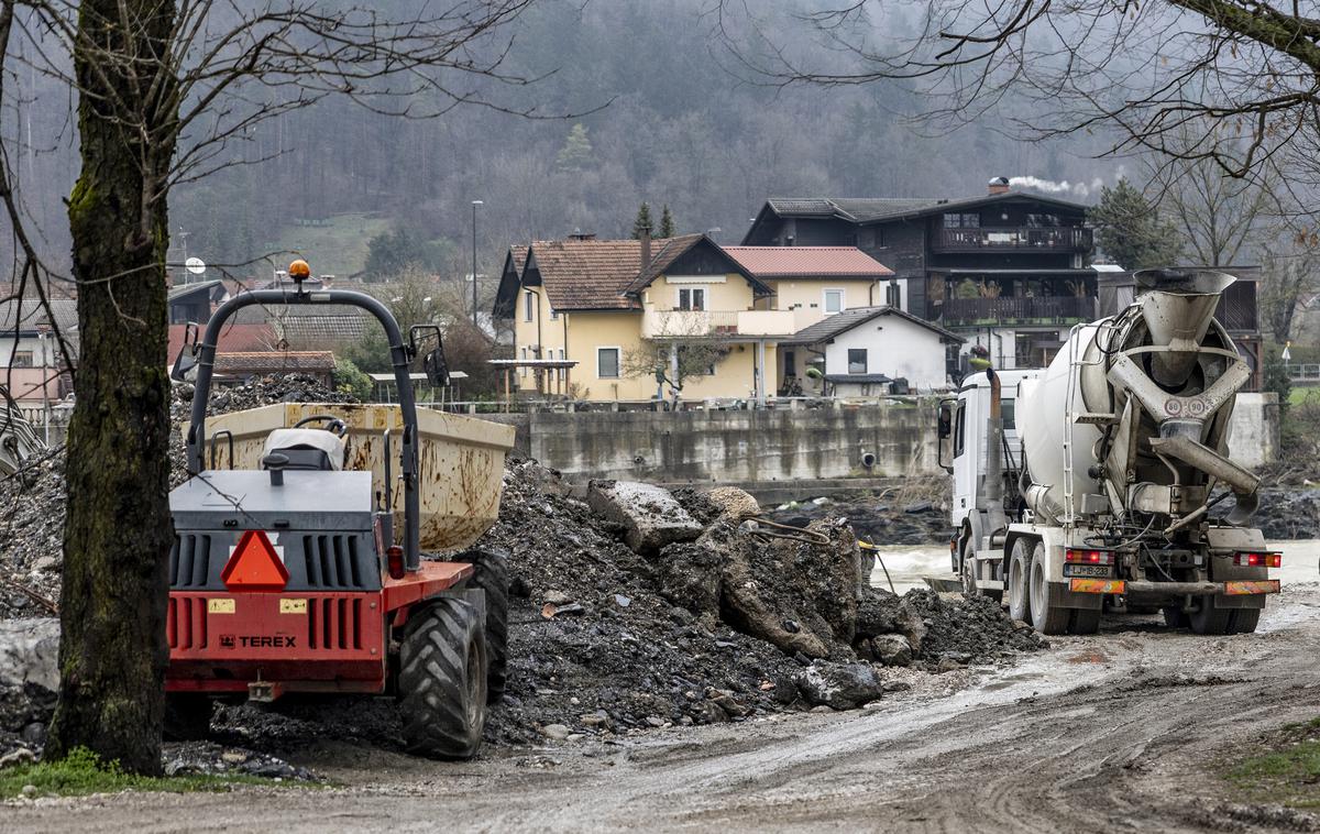 Tacen | V Tacnu že nekaj časa brnijo stroji. Se bodo umaknili pravi čas? | Foto Ana Kovač