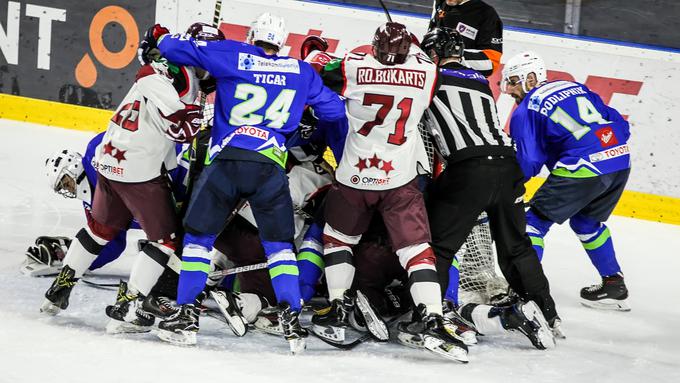 Finec  zahteva več discipline v igri, saj se dobro zaveda, kako hitro lahko kazenske minute Slovenijo udarijo po glavi. | Foto: HZS/Drago Cvetanovič