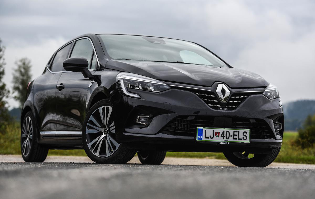 Renault clio | Clio 5. generacije ima ožja žarometa, preoblikovane dnevne luči LED, meglenke, masko in vzvratni ogledali. Gume 205/45 R17 na platiščih initiale paris so serijske. | Foto Gašper Pirman