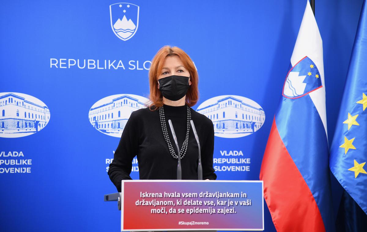 Deana Potza | "V zadnjem tednu je bilo izrečenih 15 plačilnih nalogov po zakonu o prekrških, tri odločbe z izrekom opomina, štiri odločbe z izrekom globe, 186 opozoril po zakonu o prekrških in 377 opozoril po zakonu o inšpekcijskem nadzoru," je povedala Deana Potza z zdravstvenega inšpektorata. | Foto STA