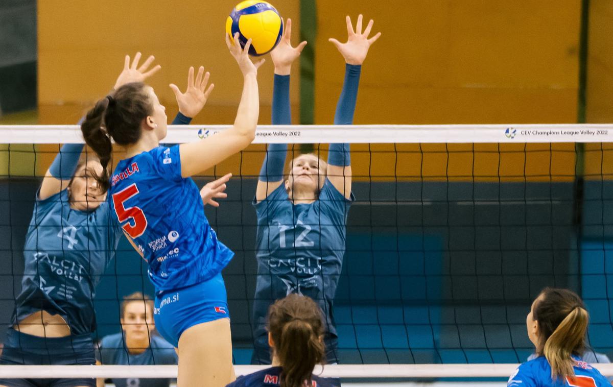 Calcit Volley Sip Šempeter | Kamničanke so doma premagale Šempetranke. Te so sicer prvakinjam zadale edini poraz v letošnjem DP. | Foto Klemen Brumec