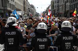 Policija v Berlinu aretirala 300 protestnikov, okoli 150 v Belorusiji #video