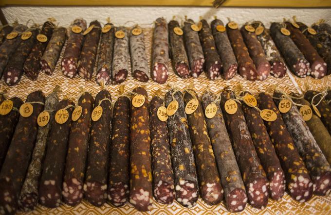 Slovite sevniške salame, ki jih vsako leto slavijo na tradicionalni salamiadi (kliknite na fotografijo za ogled reportaže z letošnjega ocenjevanja salam) | Foto: Matej Leskovšek