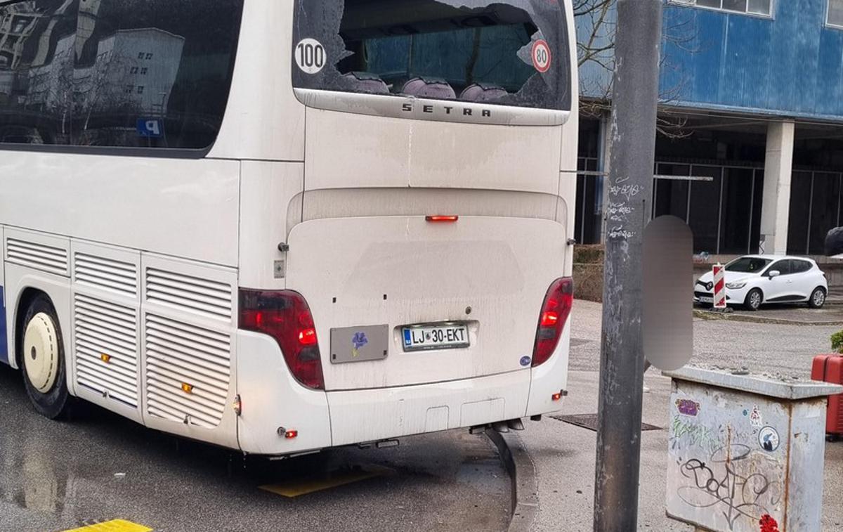 avtobus Nomago | Ko je voznik vzvratno zapeljal nazaj proti postajališču, je zadel v drog javne razsvetljave, za nesrečo pa je okrivil potnike. | Foto bralka