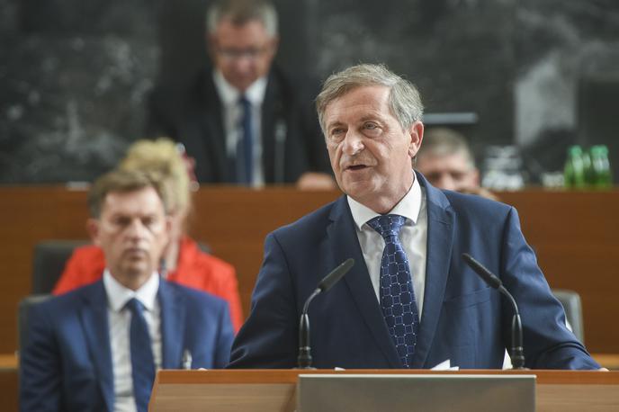 Interpelacija Karl Erjavec | DeSUS pogojuje podporo interventnemu zakonu z naknadno spremembo načina izredne uskladitve pokojnin. Na fotografiji prvak DeSUS Karl Erjavec. | Foto STA