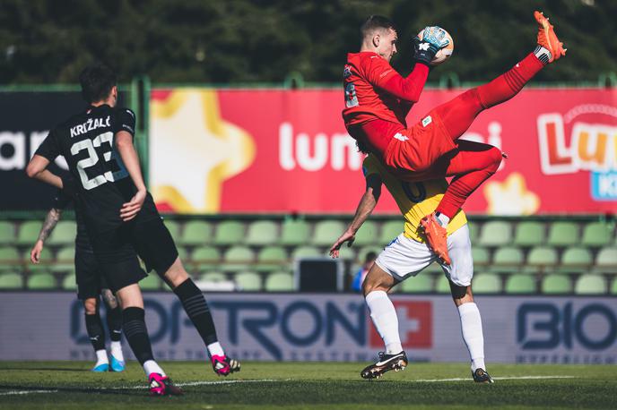 prva liga NK Bravo NK Olimpija Matevž Vidovšek | Matevž Vidovšek je z velike višine silovito padel na hrbet in glavo. | Foto Grega Valančič/Sportida