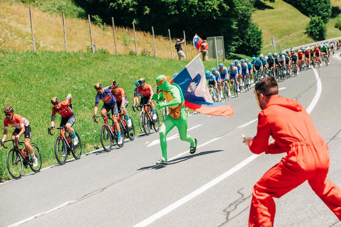 Po Sloveniji 4. etapa 2022 | Letošnjo dirko Po Sloveniji so zaznamovali tudi navijači. Toliko se jih še ni zbralo ob progi. Samo v soboto, na etapi od Laškega do Velike planine, je po podatkih organizatorja ob trasi navijalo kar 80 tisoč ljubiteljev kolesarstva.  | Foto Vid Ponikvar