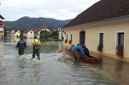 Prebivalcem hrano in vodo vozijo s čolni (foto in video)