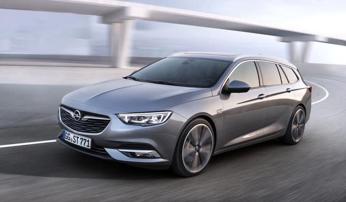 Opel insignia sports tourer povzema elegantne linije, ki kljub karavanskemu zadku ohranjajo silhueto kupeja. S precej nizkim zadnjim delom, ki v višino ne doseže 1,5 metra, spominja na elegantne "shooting-brake" različice premium konkurentov. Da, Oplov karavan še nikoli ni bil tako eleganten kot zdaj. | Foto: Opel