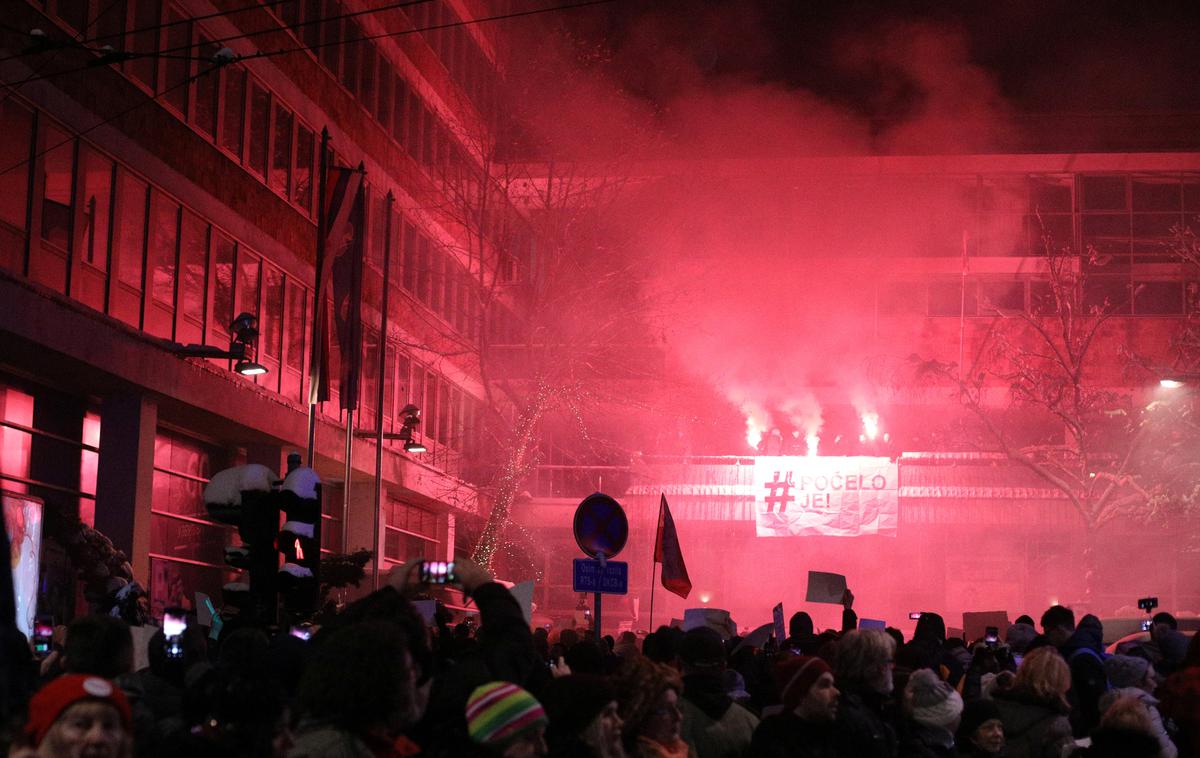 Protesti v Srbiji | V Srbiji so včeraj že deseti konec tedna zapored potekali protesti proti predsedniku Aleksandru Vučiću. | Foto Reuters