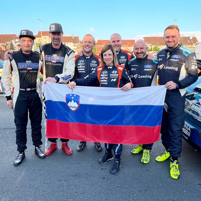 Sedem slovenskih udeležencev relija, tri posadke: Turk-Kacin (hyundai i20 rally2), Zrinski-Vidmar (škoda fabia rally2), Medved-Šavelj (opel corsa rally4) in sovoznik Vili Ošlaj | Foto: Gregor Pavšič