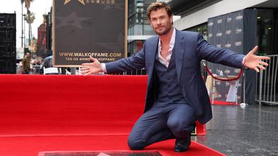 Chris Hemsworth dobil zvezdo na hollywoodskem pločniku slavnih #video