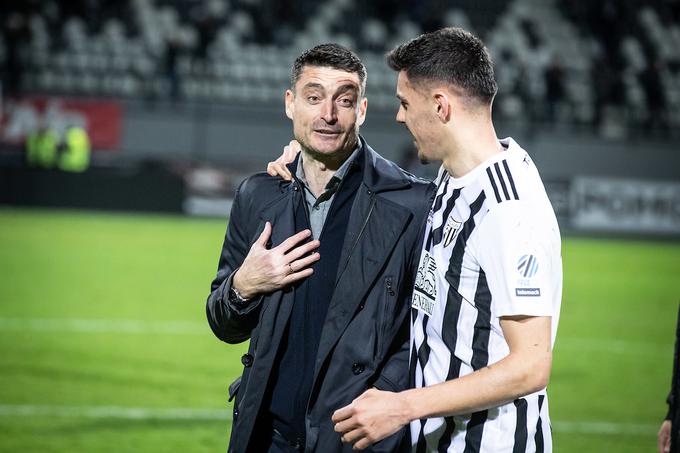 Albert Riera je z Olimpijo izgubil tretjič v spomladanskem delu. Po tekmi je poklepetal z najboljšim strelcem 1. SNL Mirlindom Dakujem. | Foto: Blaž Weindorfer/Sportida