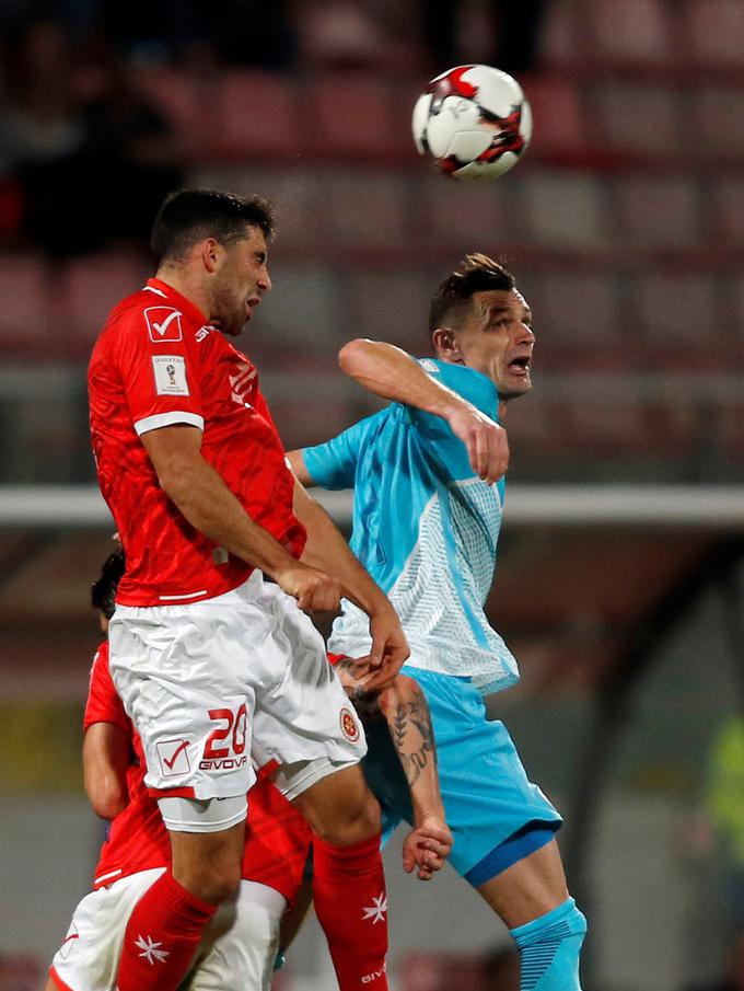 Zach Muscat. strelec zmagovitega gola na tekmi z Ukrajino, v dvoboju z Milivojem Novakovićem na kvalifikacijski tekmi na Malti (2016). | Foto: Reuters