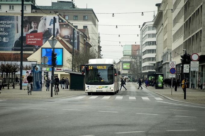 Pešec mora tudi Slovensko cesto prečkati na prehodu za pešce, če je ta oddaljen od njega manj kot sto metrov. | Foto: Ana Kovač