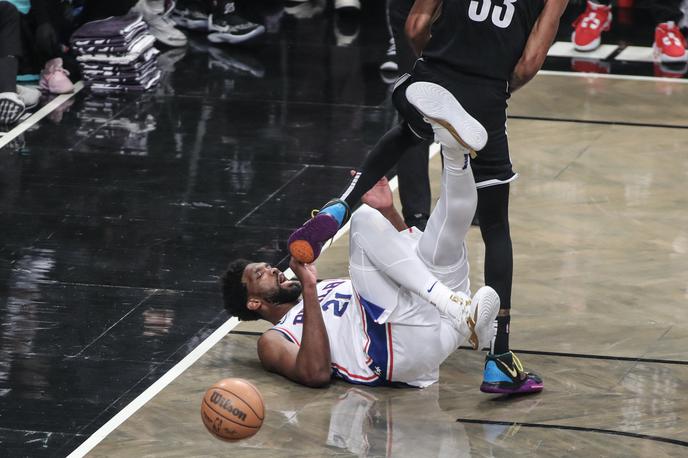 Joel Embiid | Joel Embiid jo je srečno odnesel ob namernem udarcu tekmeca. | Foto Guliverimage