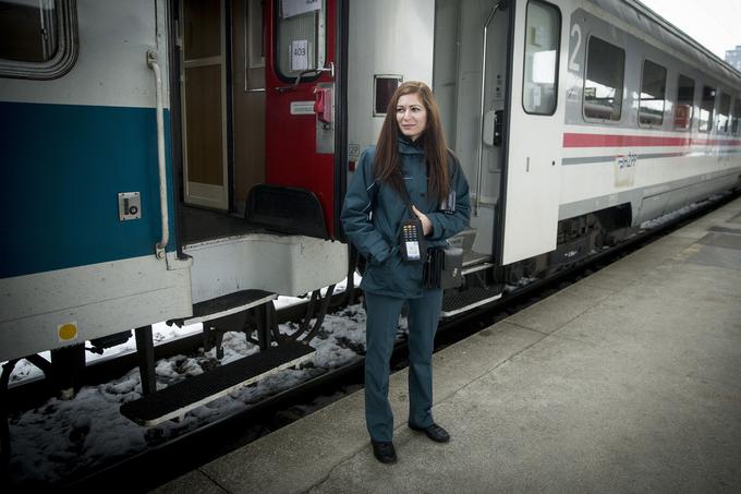 "Delo sprevodnika je zelo razgibano. Stalno si na poti, srečaš mnogo ljudi, ogromno imaš sodelavcev," je s svojim delom zadovoljna Polona, ki delo sprevodnice opravlja leto in pol. | Foto: Ana Kovač