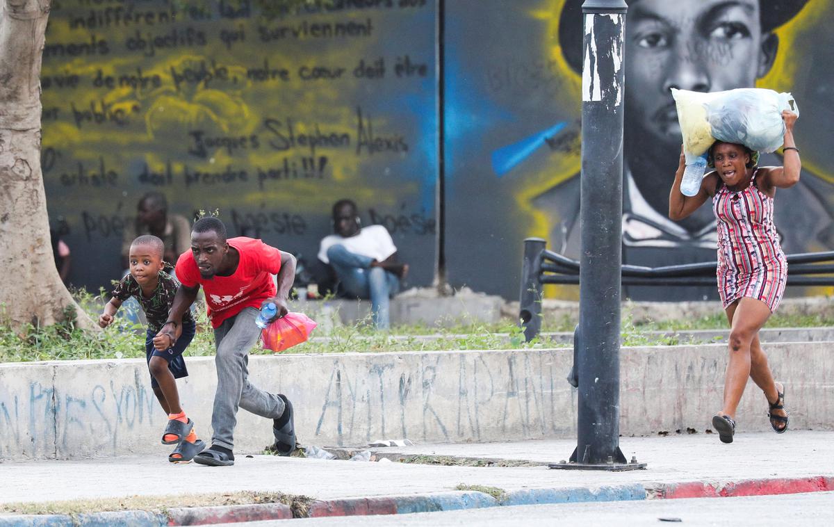 Haiti | Večji del haitijske države je razpadel, vladna poslopja so zasedle tolpe, zapori so odprti, predsednik vlade je v izgnanstvu, finančni minister pa opravlja njegovo vlogo.  | Foto Reuters