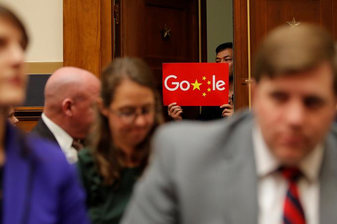 Sundarja Pichaia so o načrtih glede Kitajske vprašali tudi ameriški kongresniki, a niso dobili res zadovoljivega odgovora. Pichai je poudaril, da Google trenutno ne načrtuje zagona iskalnika za kitajski trg, izmuznil pa se je neposrednim odgovorom na nadaljnja vprašanja.  | Foto: Reuters